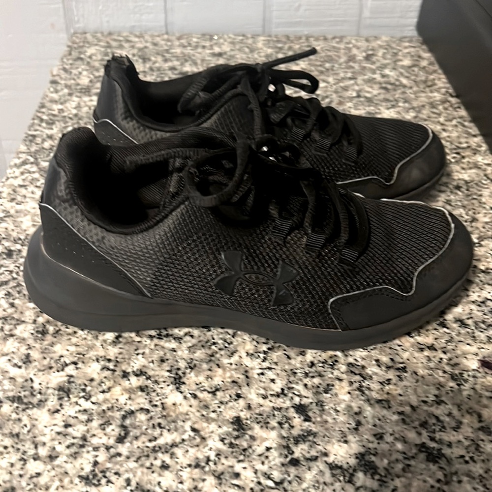 Under Armor Boys Size 4Y Black shoes, Good Used Condition